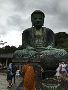 Gördüğünüz rahip aslında Çinli! Dünyanın bir çok yerinden Budistlerin de ziyaret ettiği bir yer. 