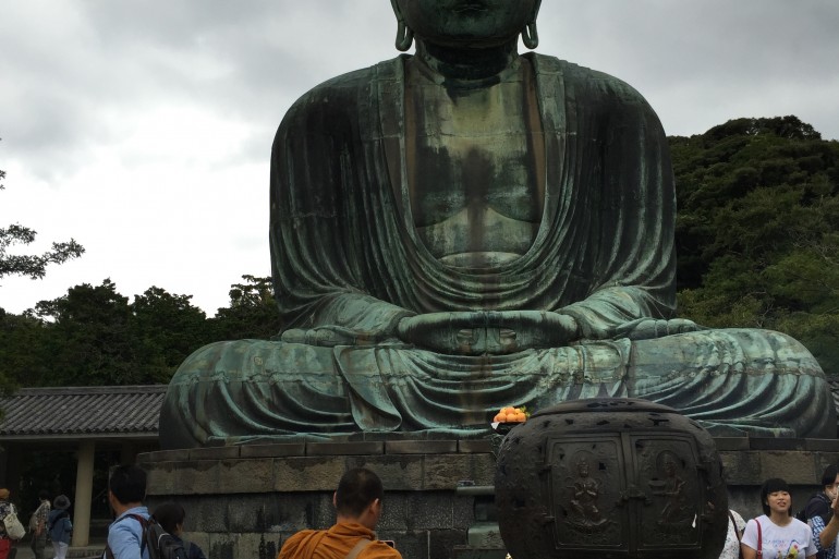 Gördüğünüz rahip aslında Çinli! Dünyanın bir çok yerinden Budistlerin de ziyaret ettiği bir yer.